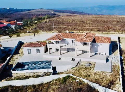 Location: Istarska županija, Vižinada, Vižinada. ISTRIEN, VIŽINADA Luxusvilla mit bezauberndem Blick auf das Innere Istriens Im wunderschönen Vižinada, auf einem Hügel mit wunderschönem Blick auf das Innere Istriens, steht diese imposante Villa mit 4...