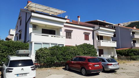 WYSPA KRK, BAŠKA - Trzypokojowy apartament w doskonałej lokalizacji blisko morza Baška jest jednym z największych i najatrakcyjniejszych miejsc na Adriatyku, ozdobionym bogatą kulturą i najpiękniejszymi plażami w tej części Adriatyku. Baška jest ważn...