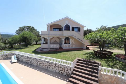 Location: Primorsko-goranska županija, Rab, Supetarska Draga. RAB, SUPETARSKA DRAGA- villa and apartment house in a great location The villa is located in a cul-de-sac on top of the hill, surrounded by greenery and overlooking the sea. The villa was ...