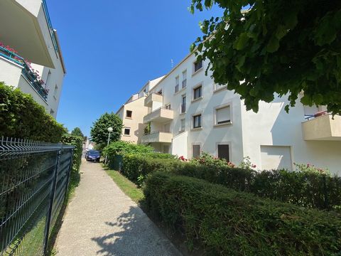 En plein centre ville, dans une résidence sécurisée des années 90, venez découvrir cet appartement F1 d'une superficie de 32m2 avec balcon situé au 2ème étage sur 3, vous offrant: entrée avec placards, pièce de vie avec coin cuisine, salle de bains a...