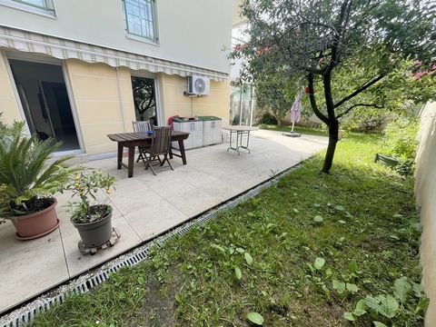 RARE en exclusivité au centre ville de Villefranche S/s, proche Rue Nationale dans une copropriété sécurisée au calme. Venez découvrir cet appartement de 72m2 en rez de jardin. Il se compose d'une entrée, une pièce de vie lumineuse de 35m2 avec une c...