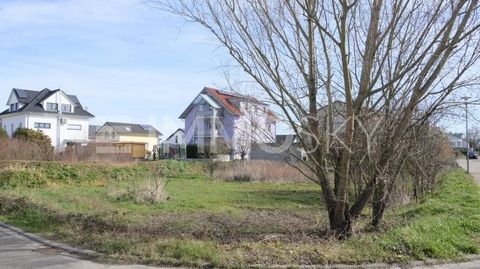 La propriété à Bahlingen am Kaiserstuhl a une superficie de 323 m² et est déjà entièrement développée. Le terrain est proposé avec une allée commune d’un total de 44 m², dont 22 m² appartiennent à la parcelle proposée. Le terrain offre une occasion i...