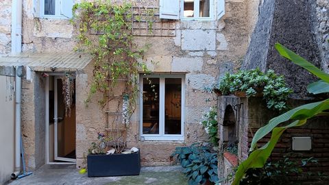 Jolie maison mitoyenne dans le centre de Lectoure. Parfaite comme maison de vacances ou comme premier achat. Elle est très habitable dans son état actuel mais il y a quelques travaux de finition à faire. A noter l'excellent classement DPE A dû à la n...