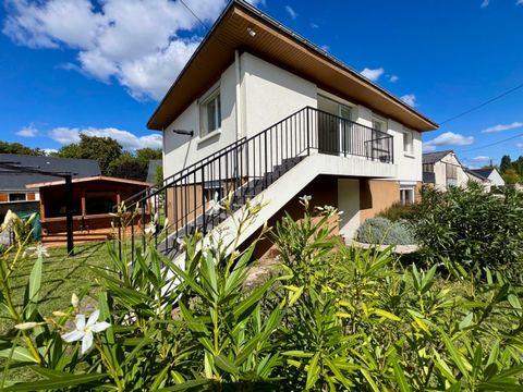 RIVES DU LOIR EN ANJOU, en exclusivité, je vous invite à venir nous rencontrer autour de cette propriété située coté PELLOUAILLES LES VIGNES dans un environnement prisé et au calme. Vidéo sur demande Sur son agréable terrain clôturé de pratiquement 8...