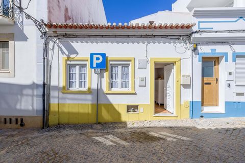 Bonita moradia geminada no centro de Lagos, virada a Sul com 2 Quartos e 2 Casas de banho (1 privativa), situada a poucos minutos de todos os Restaurantes e Bares em lagos. Renovada . Terraço interior com espaço de lavandaria e arrumos. Cozinha equip...