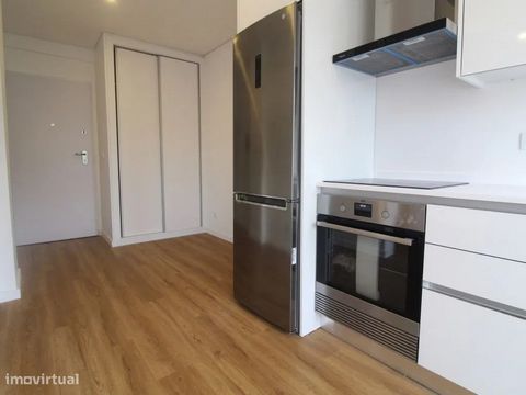 Apartment T0 very well distributed, completely refurbished, with fully equipped kitchen area, plenty of natural light. Located in a premium area of Parede, this property is just a few meters from the beach, the station, gardens, all the variety of co...