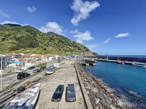 We presenteren een volledig gerenoveerd huis in uitstekende staat, gelegen aan het water, met een balkon dat een adembenemend uitzicht biedt op de vissershaven. Deze eigenschap bestaat uit twee autonome fracties: fractie A bestemd voor commercieel ge...