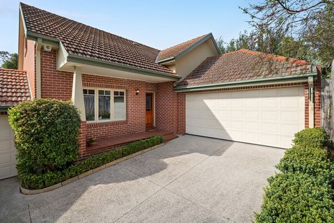 In einer Premium-Ecke von Surrey Hills präsentiert dieses hervorragende Stadthaus Stil, Platz und pflegeleichtes Wohnen in atemberaubender, grüner Gartenumgebung. Wunderschön in einer Dreier-Enklave gelegen, bietet es einen begehrenswerten Lebensstil...