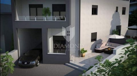 Location: Istarska županija, Pula, Kaštanjer. Istria, Pula For sale is a two-story apartment that is close to all amenities necessary for life. The building of only 4 apartments is located in a quiet street, a few minutes' walk from the center of Pul...