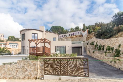 Good quality smart villa in Cumbre del Sol, completely renovated in 2017, like brand new, very modern with lots of taste, ready to move in, with beautiful panoramic views and sea views from the top floor. It is located on a plot of 853 m2, with a sli...