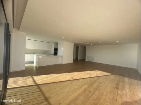 Este incrível apartamento T3 novo oferece todo o conforto e elegância que você procura, a entrada do idificio proporciona uma sensação de luxo e bem estar. Com 3 suítes, garagem fechada para 2 carros, ponto de carregamento electrico e uma varanda com...