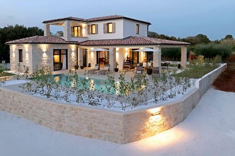 Non loin de la ville de Poreč, une superbe maison avec piscine est à vendre ! La superficie totale est de 165 m². Le terrain est de 466 m². Il est situé dans un quartier calme, entouré de nature, de maisons familiales et de maisons de vacances, offra...