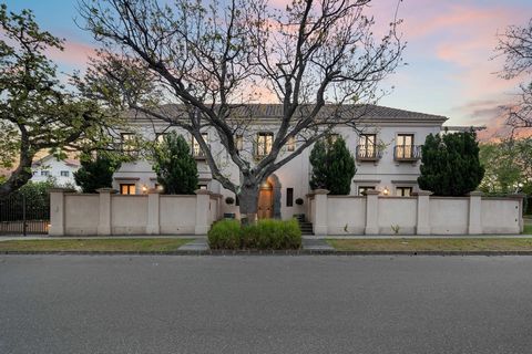 Posicionada exclusivamente em um enclave boutique nos arredores de Toorak Village, esta magnífica residência de cobertura de quatro quartos e três banheiros reflete a qualidade e a sofisticação de sua elegante influência europeia. Interiores espetacu...