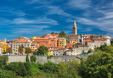 ISTRIA, LABIN - Działka budowlana w pobliżu miasta Malownicze miasteczko Labin wznosi się na wzgórzu o wysokości 320 metrów, zaledwie pięć kilometrów od białych żwirowych plaż w Rabac. Wpleciony w bogatą historię i górnictwo, które naznaczyło ten reg...