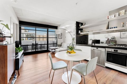 Entrez dans cet appartement accueillant de 2 chambres et 2 salles de bains, où un large hall d’entrée orné de parquet donne un ton élégant à la vie moderne. La chambre principale est une véritable retraite, avec des peignoirs intégrés en miroir et un...