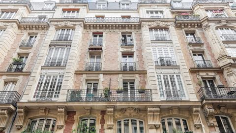 Ideaal gelegen tussen les Batignolles en les Abbesses, op de vijfde verdieping met de lift van een mooi, goed onderhouden gebouw van steen en baksteen. Dit appartement van 49,76 m² loi Carrez, volledig uitgerust verkocht, ligt aan een rustige binnenp...