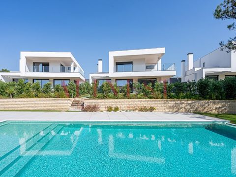 VENEZ VIVRE PRÈS DE LA MER ET DE LA MONTAGNE ! Cette villa avec d'excellentes finitions est insérée dans une copropriété de 5 villas avec piscine et jardin commun, construites dans le but de vivre en harmonie et en communauté Avec une bonne orientati...