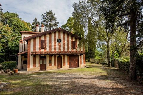 Immersa nel verde in zona residenziale a solo 10 minuti dal centro di Arezzo proponiamo affascinate VILLA con dependance in collina con vista panoramica. La proprietà risalente agli anni 30 si sviluppa su 2 piani per un totale di mq 380 circa compost...