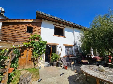 Venez découvrir cette magnifique maison avec vue sur les montagnes. Disposant d'un agréable jardin ensoleillé, vous pourrez profiter de la vue depuis votre terrasse ou en jardinant. La maison propose au rez-de-chaussée une grande cuisine / salle à ma...