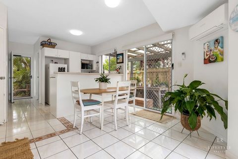 Välkommen till ditt nya hem på Cabarita Place, ett bostadsområde med bara 6 bostäder på Neerim Drive, Mooloolaba. Detta charmiga radhus erbjuder den perfekta blandningen av läge, komfort och bekvämlighet, vilket gör det till ett idealiskt val för fam...