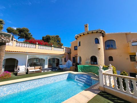 Geräumige Villa mit separatem Apartment und Swimmingpool Diese weitläufige Villa eignet sich perfekt für große Familien oder mehrere Haushalte und bietet reichlich Wohn- und Unterhaltungsbereiche. Das Anwesen ist auf zwei Ebenen aufgeteilt und verfüg...