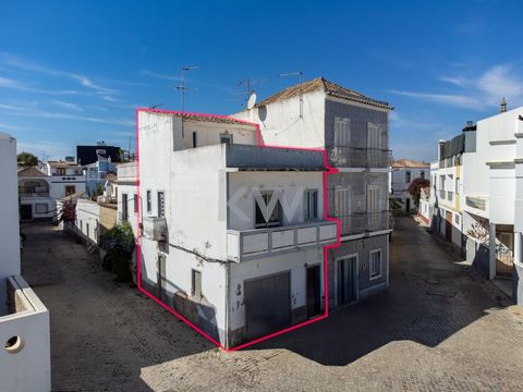 Are you looking for a good investment, in an excellent location with views and garage? Discover this T2 for renovation, located in downtown Tavira, just a few steps from the municipal market and the salt flats and very well served in terms of shops a...