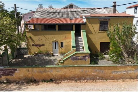 Location: Zadarska županija, Privlaka, Privlaka. PRIVLAKA, ZADAR - RUSTIC HOUSE FOR RENOVATION Privlaka is a picturesque tourist and fishing village located on a spacious, flat peninsula. Embraced on all three sides by the crystal sea and God-given b...