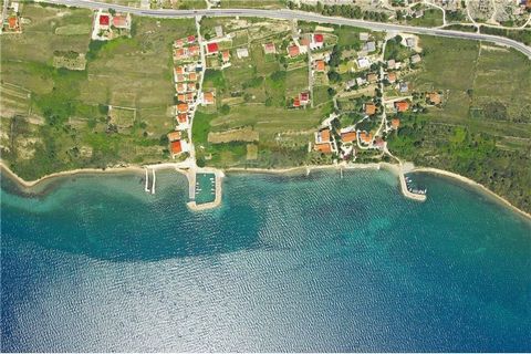 Location: Zadarska županija, Ražanac, Rtina. ZU VERKAUFEN: Baugrundstück in der Stadt Rtina, nur 120 m vom Meer und Strand entfernt. Die Größe des Grundstücks beträgt 2275 m2, es hat eine regelmäßige Form. Die Abmessungen des Feldes betragen 113 x 20...