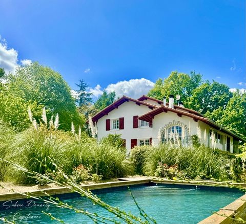 Dans un écrin de calme et de verdure, venez découvrir cette élégante propriété se trouvant seulement à 10mn de Bidache et à 30mn de Bayonne. Cette belle demeure entièrement restaurée avec son jardin arboré est agrémentée d'une piscine à l'abri des re...