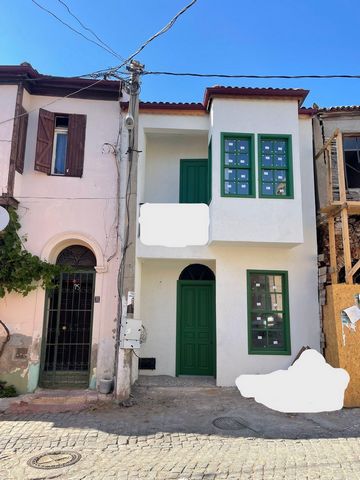 Questa casa dal design greco si trova nella famosa zona turistica di Ayvalik Nuova costruzione 2 piani 2 balconi Pronto per Airbnb Giardino di 5m2 Soffitto alto 3,5mt Destinazione delle vacanze Strade in stile greco Vicino a famosi caffè e luoghi sto...