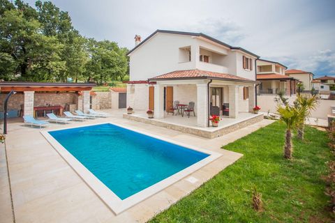 A seulement quelques minutes en voiture du centre touristique de Porec, dans une petite ville sur une colline, vous verrez une belle villa avec une piscine accentuée d'éléments en pierre. La maison est entourée de maisons neuves et de nature. Elle es...