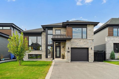 Magnificent two-storey house built in 2019, bright and airy, with no neighbors in the back, with a view of the forest. The living spaces are comfortable and warm in addition to having magnificent brightness. A few minutes from an elementary school, t...