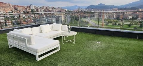 Vi presentiamo un fantastico appartamento di nuova costruzione nella zona alta di Bilbao. La sua posizione è imbattibile, in quanto si trova di fronte a un ascensore che accede al parco Etxebarria, e sotto c'è l'ascensore che scende direttamente alla...