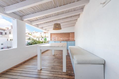 Fantastische Wohnung kaufen nur wenige Meter vom schönen Strand in Puerto Pollensa entfernt. Die Wohnung befindet sich im ersten und einzigen Stock des Gebäudes. Es hat eine zeitgemäße Renovierung von herausragendem Design und Qualität erfahren. Die ...