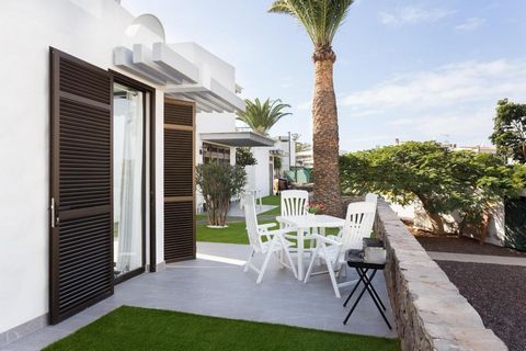 Cozy apartment for sale in one of the most sought-after areas of the South of Tenerife, a few steps from the beach, the promenade and with all services at your fingertips. This apartment is on the ground floor, furnished and equipped, the perfect pla...