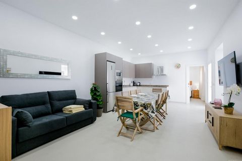 Ruim appartement te koop in Torviscas Alto, Costa Adeje Dit appartement heeft 120 m² woonoppervlak, verdeeld over 4 moderne slaapkamers, 5 badkamers, een ruime en gezellige woon-eetkamer en een moderne, open, uitgeruste keuken. Het appartement is ger...