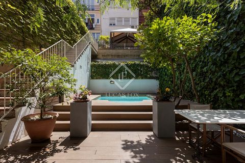 This magnificent 107 m² renovated apartment is on the principal floor of an elegant modernist building which was reformed in 2001. The apartment is located in the centre of Eixample and benefits from a large outdoor space and private pool. Its aspect...