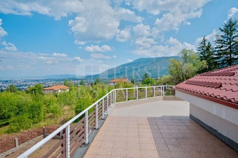 Das Immobilienunternehmen 'First Estates' bietet ein Einfamilienhaus mit dynamischer Architektur im Stadtteil Varna zum Verkauf an. Gorna Banja. Das Haus wurde 2011 erbaut und ist seit 2014 auf einem Grundstück von 603 m² bewohnt. mit einer Gesamtflä...