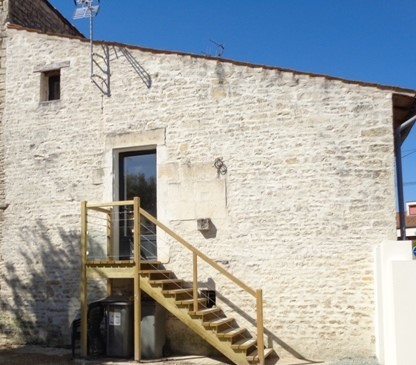 Idéal investisseur. Au coeur du bourg et EN EXCLUSIVITE, venez découvrir cette charmante maison ancienne rénovée comprenant : Une entrée sur pièce de vie ave cuisine équipée et aménagée de plus de 33m2, trois chambres dont une à l'étage, une salle d'...