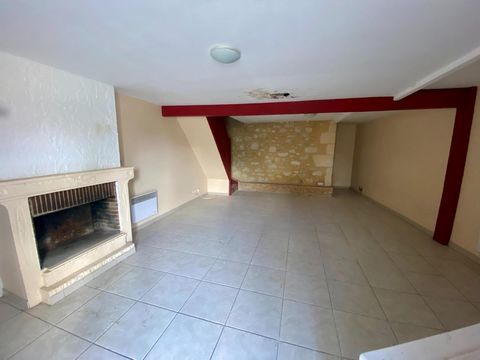 Une opportunité de rénovation au cœur de Gensac Situé en plein centre de Gensac, ce bien offre un fort potentiel après rénovation. Il se compose de deux espaces distincts : - Un local à usage professionnel, comprenant un WC et une pièce séparée, idéa...