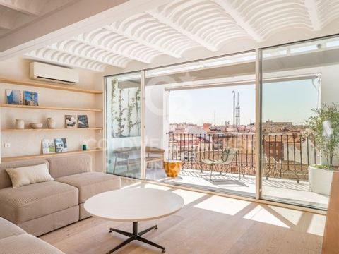 Coldwell Banker Unique is pleased to present this spectacular penthouse apartment in the historic neighbourhood of La Latina. Located on the sixth floor of an emblematic building dating back to 1870, this 305 m² property boasts two magnificent south-...