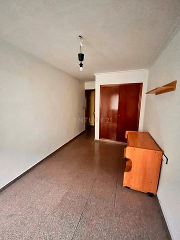 Descubre este espacioso piso de 122m² en la Comunitat Valenciana, ideal para quienes buscan un proyecto de recuperación. Con un precio atractivo de 73,000, esta propiedad ofrece un sinfín de posibilidades para convertirla en tu hogar soñado. El inmue...