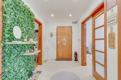 Magnífico T2 na Igreja à Nova, em condomínio fechado.  Com uma luminosidade Fantástica, extremamente funcional e moderno e com uma vista e um cheiro de serra apaixonante, estes são apenas alguns dos pormenores que o irão fazer apaixonar por este fant...