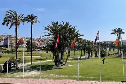 Esta hermosa villa con piscina privada tiene una gran ubicación, a sólo 5 minutos de la playa junto al mar. Es una excelente opción para unas vacaciones de sol en la Costa Blanca, con la familia o los amigos. La buena ubicación también es ideal para ...