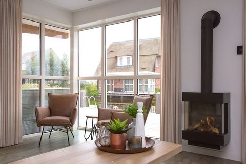 Luxueux et majestueux au bord du lac Évadez-vous dans cette superbe villa au toit de chaume, alliant design haut de gamme et tranquillité au bord de l'eau. Conçue pour les amateurs d'élégance et de confort, cette vaste demeure comprend un salon chale...