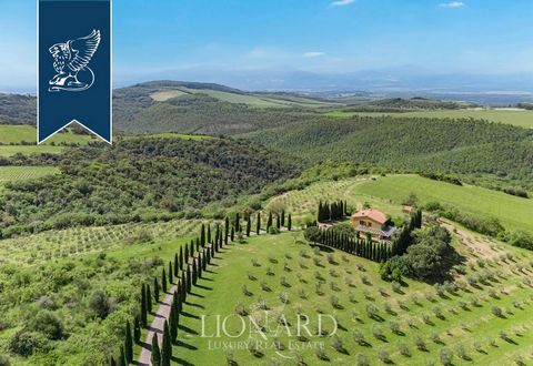Adagiata su una collina, in posizione dominante nel cuore della Maremma Toscana, questa affascinante tenuta agricola in vendita si distingue per la sua incredibile vista sul mare che abbraccia l’intero Arcipelago Toscano, dall’Isola d’Elba fino al Mo...