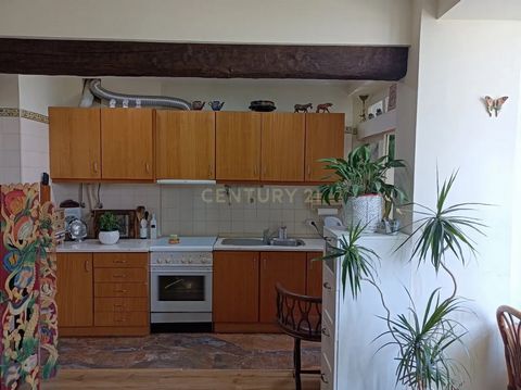 Descubra este encantador apartamento T2 na Buraca com uma área de 76m², este imóvel destaca-se pela sua excelente exposição à luz natural e localização privilegiada, ideal para quem procura conforto e conveniência na cidade. O apartamento, situado no...