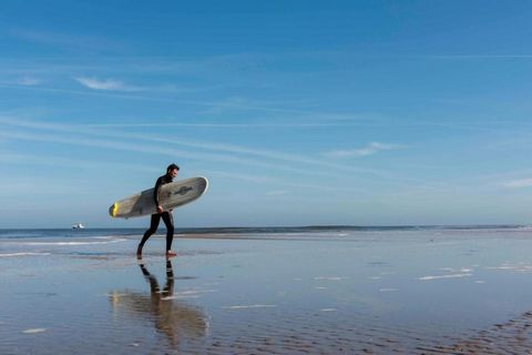 Nichée dans la paisible ville côtière de Noordwijk, cette charmante maison de vacances est un refuge romantique idéal pour deux. À seulement 1 km de la plage, elle offre un mélange idéal de confort et de nature. Que vous recherchiez une escapade pais...
