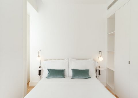 The apartment in Oporto has 1 bedrooms and capacity for 3 persons. Accommodation of 48 m². The accommodation is equipped with the following items: elevator, washing machine, iron, internet (Wi-Fi), hair dryer, air-conditioned, covered parking in the ...