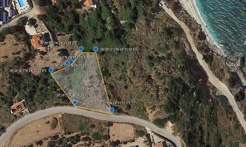 Terrain avec vue sur la mer à vendre à Korasida, Achladeris, Eubée. L’intrigue de 2. 317 m² dans le plan, plat et constructible (facteur de construction 0 , 6 ), adjacent à la route communautaire avec une façade de 39 mètres. La propriété a une vue m...